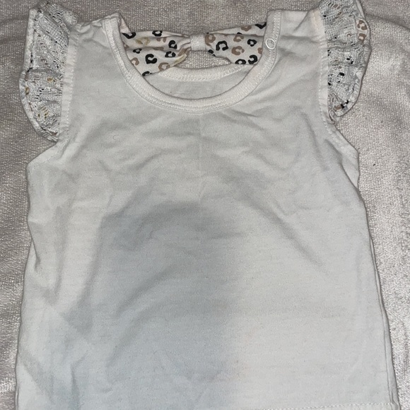 White shirt with leopard print‎ size 24 mos - Picture 2 of 3